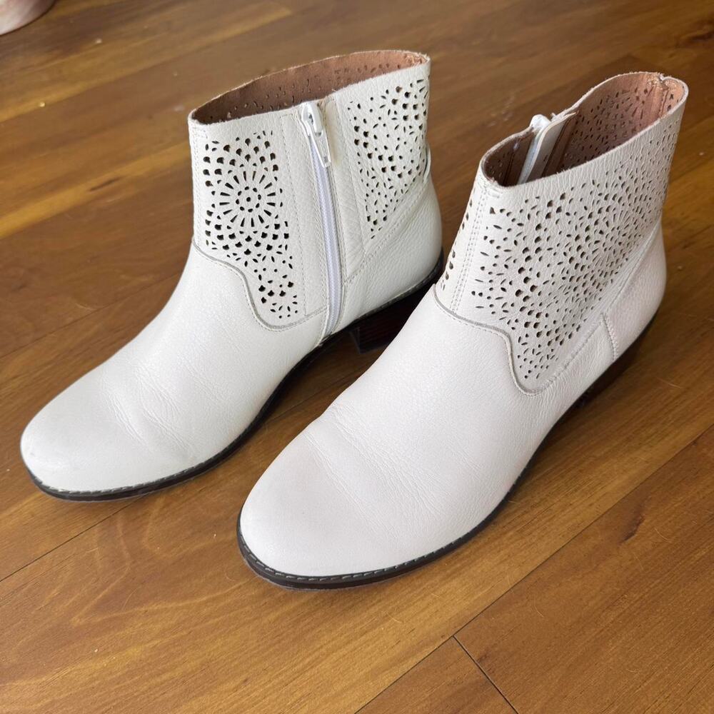 Vionic white leather ankle boots